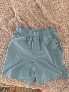 ALO Yoga Men's 7” Repetition Short in Blue Breeze